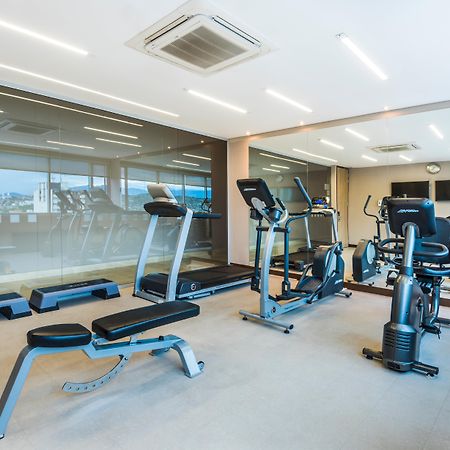 ฮอลิเดย์อินน์ กูกูตา ภายนอก รูปภาพ A gym in a hotel