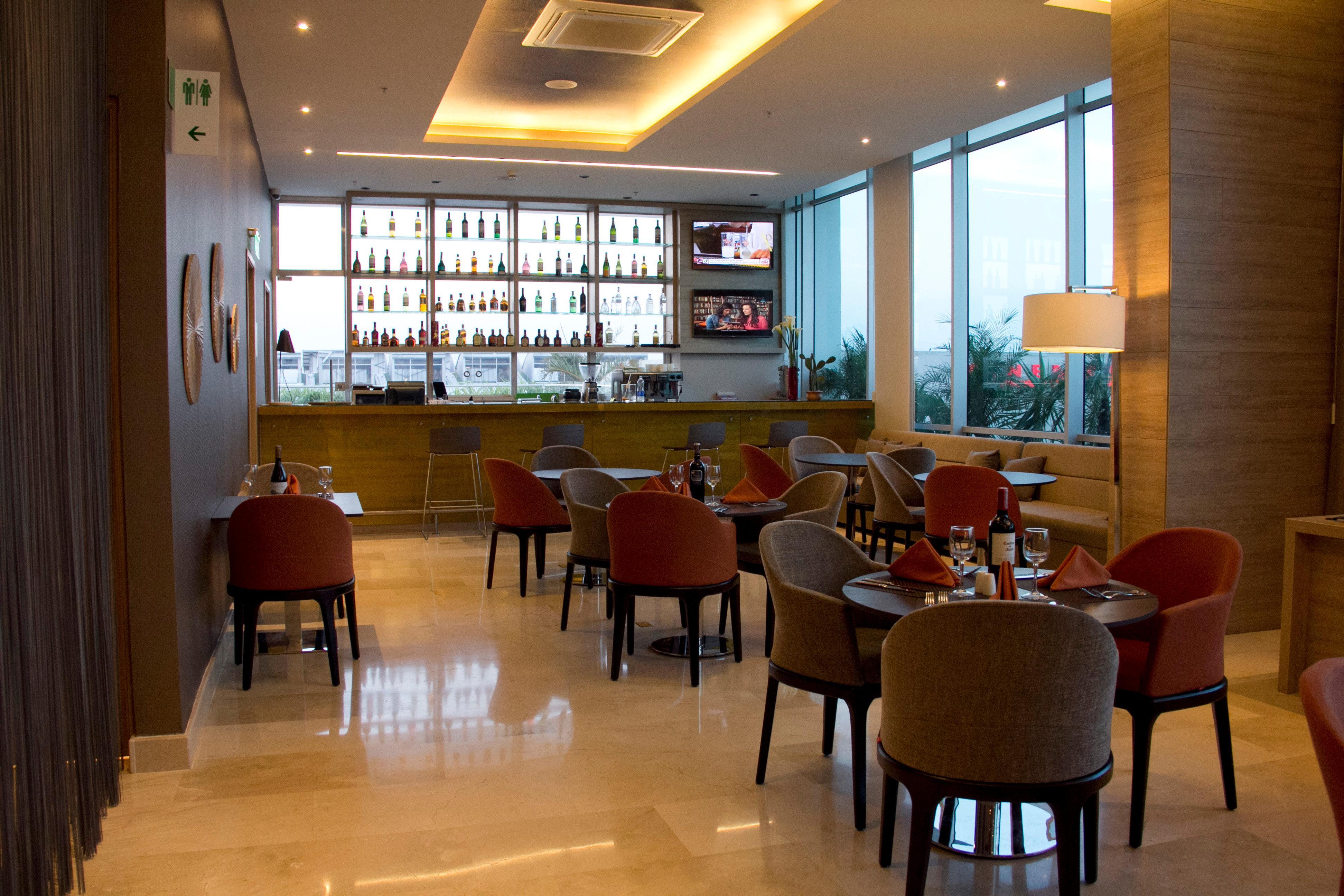 ฮอลิเดย์อินน์ กูกูตา ภายนอก รูปภาพ The lounge at the airport