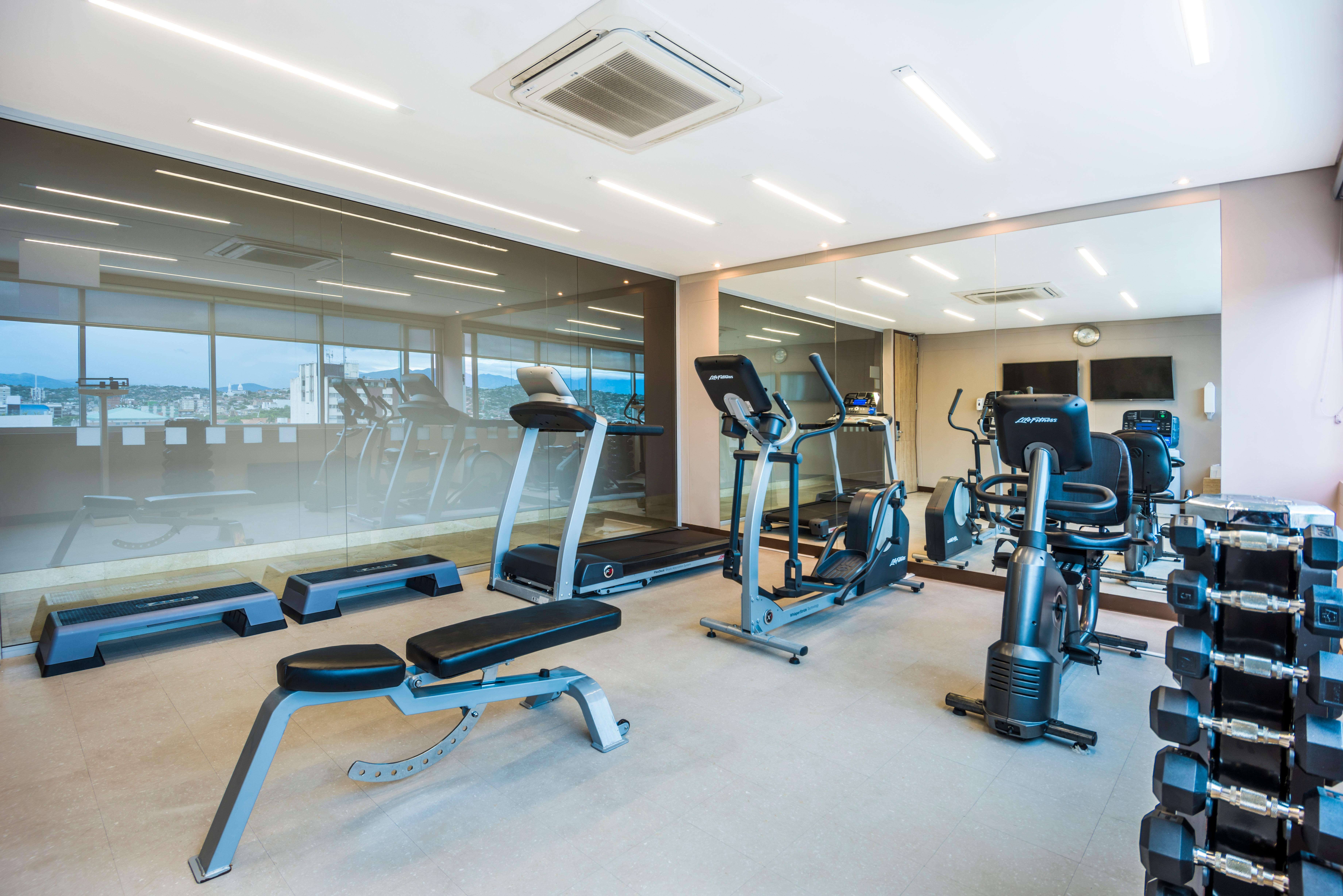 ฮอลิเดย์อินน์ กูกูตา ภายนอก รูปภาพ A gym in a hotel
