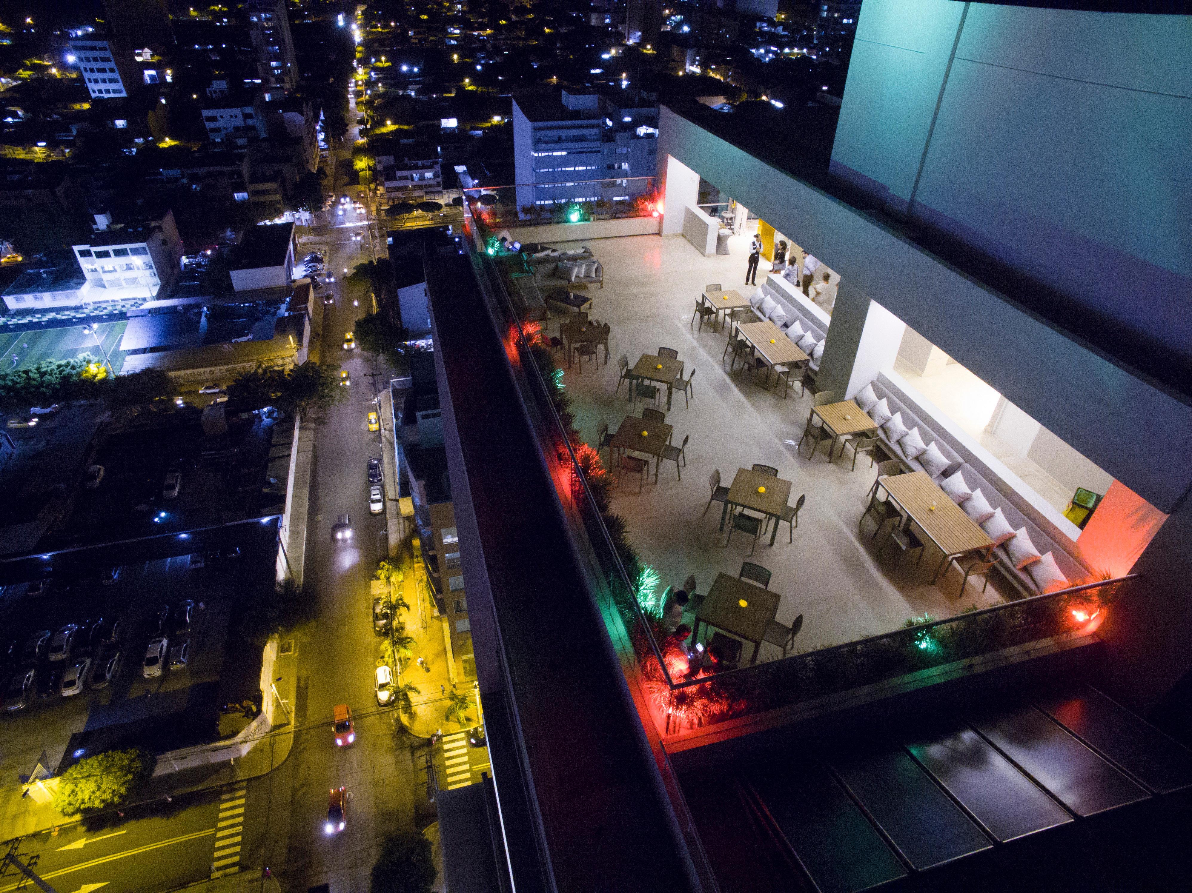 ฮอลิเดย์อินน์ กูกูตา ภายนอก รูปภาพ Sky bar at the hotel