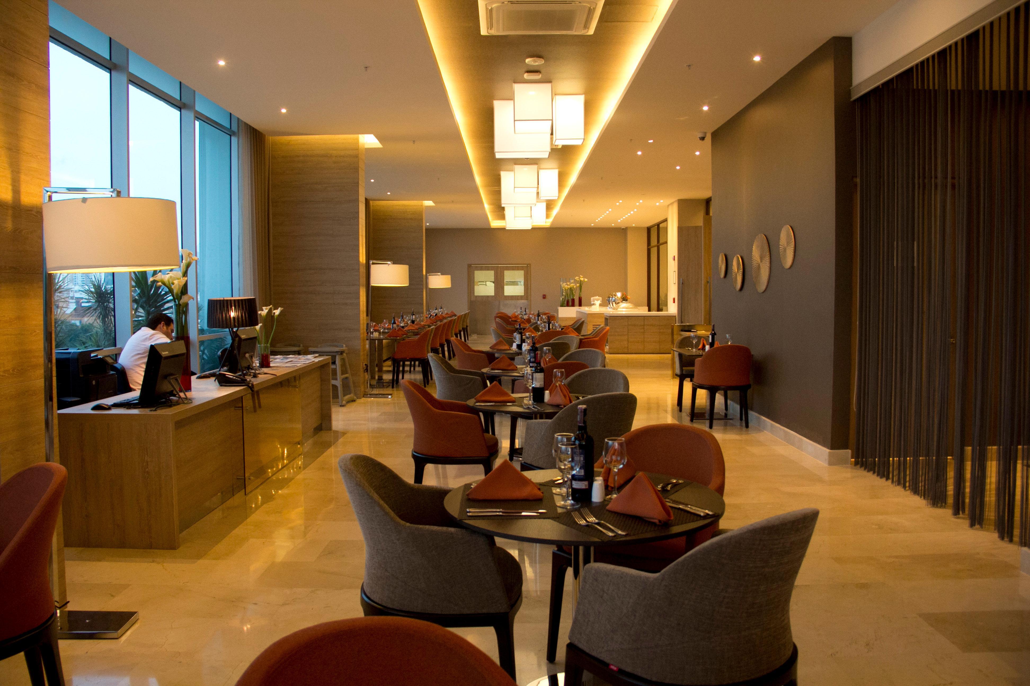 ฮอลิเดย์อินน์ กูกูตา ภายนอก รูปภาพ The lounge at the airport