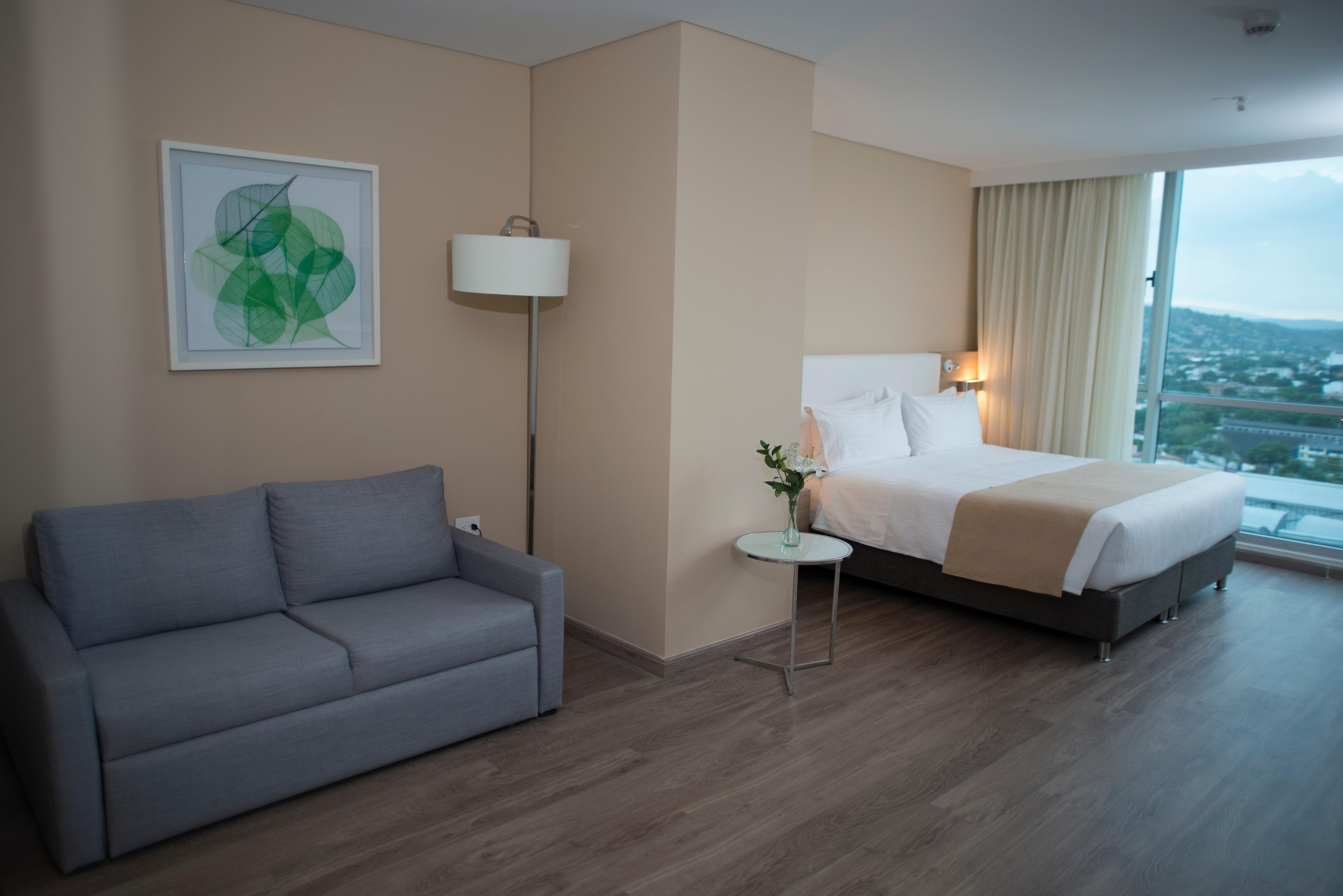 ฮอลิเดย์อินน์ กูกูตา ภายนอก รูปภาพ A room at the hotel