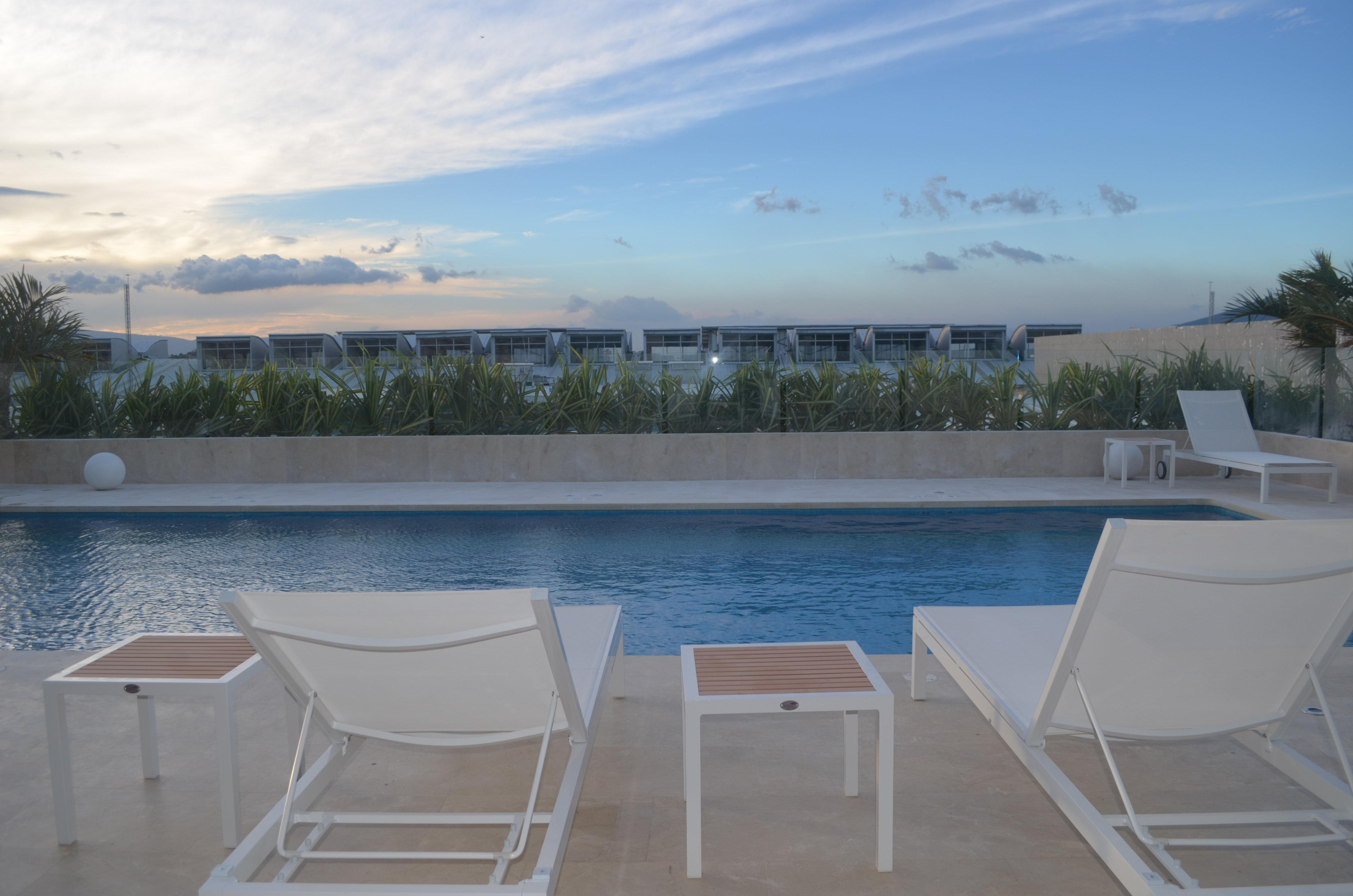ฮอลิเดย์อินน์ กูกูตา ภายนอก รูปภาพ Rooftop pool at the Hotel