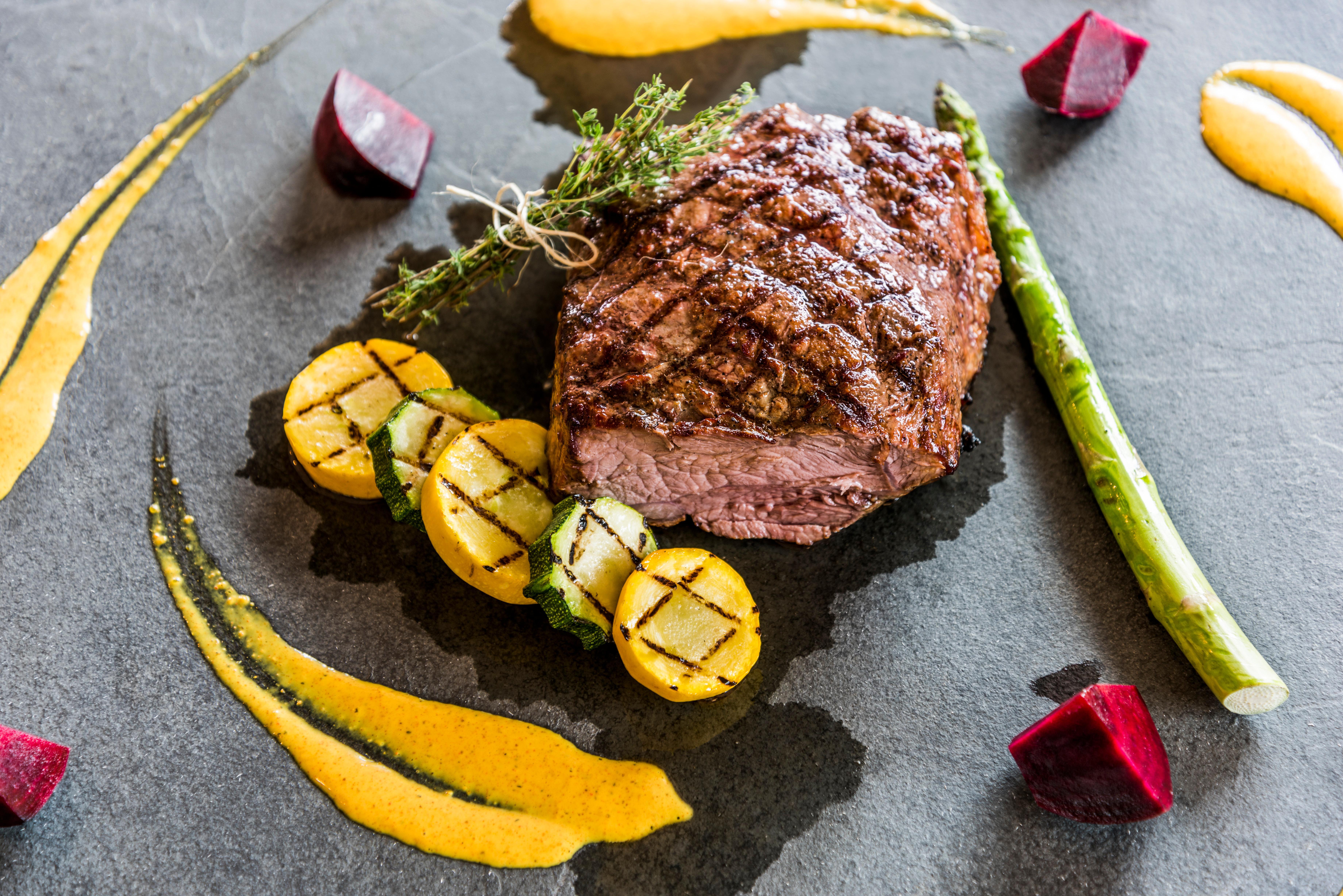 ฮอลิเดย์อินน์ กูกูตา ภายนอก รูปภาพ A steak prepared with vegetables