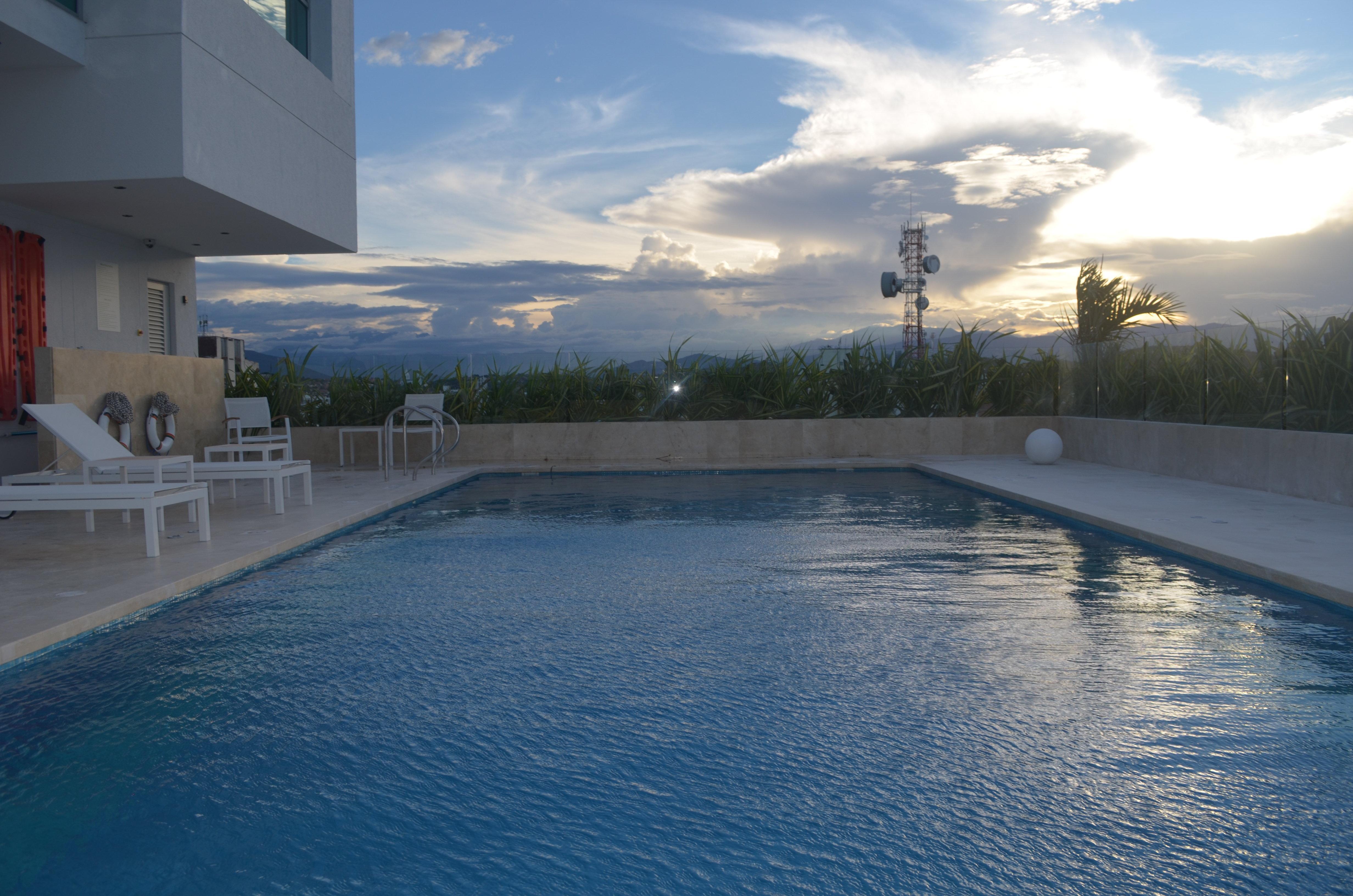 ฮอลิเดย์อินน์ กูกูตา ภายนอก รูปภาพ Swimming pool at the hotel