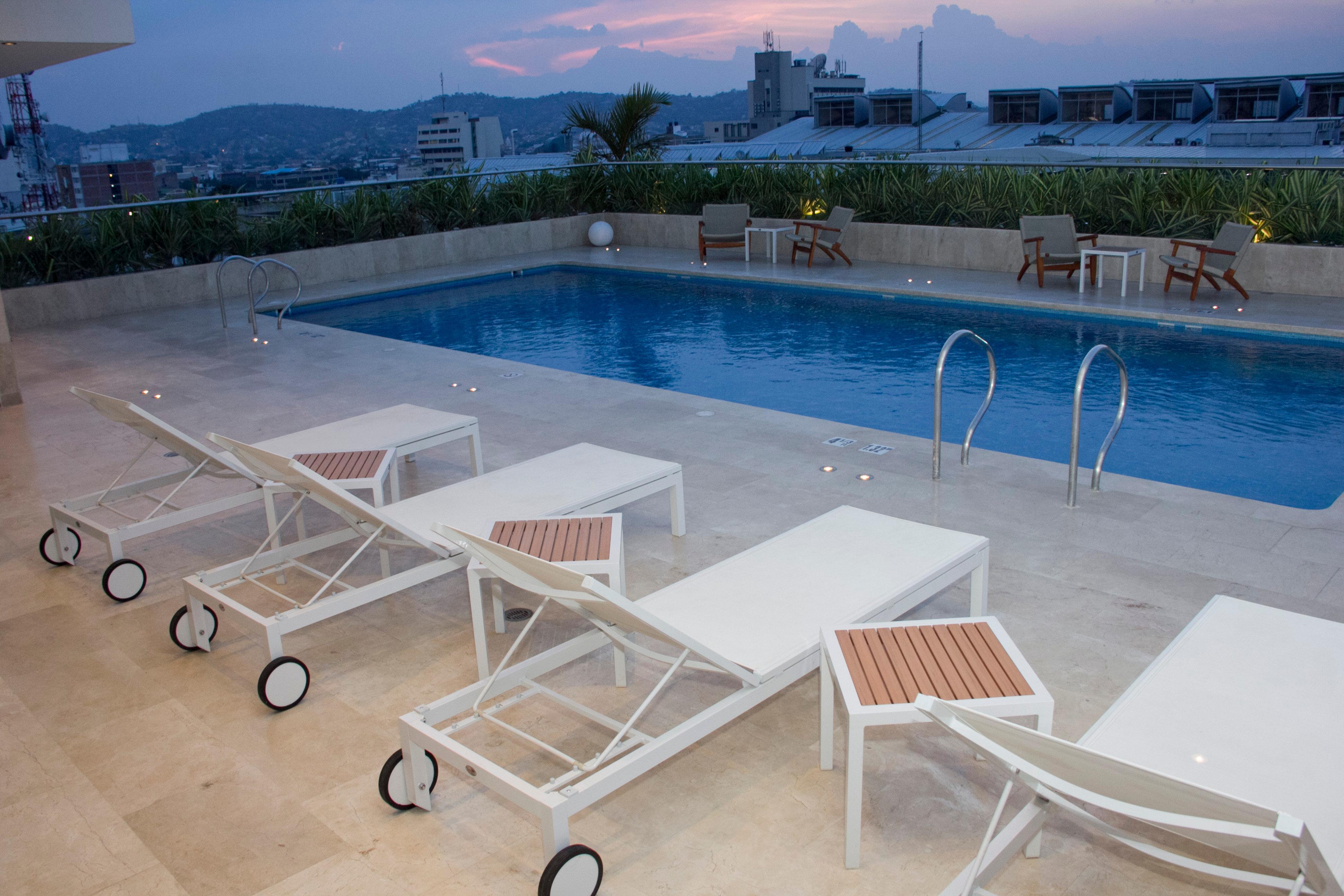 ฮอลิเดย์อินน์ กูกูตา ภายนอก รูปภาพ Rooftop pool