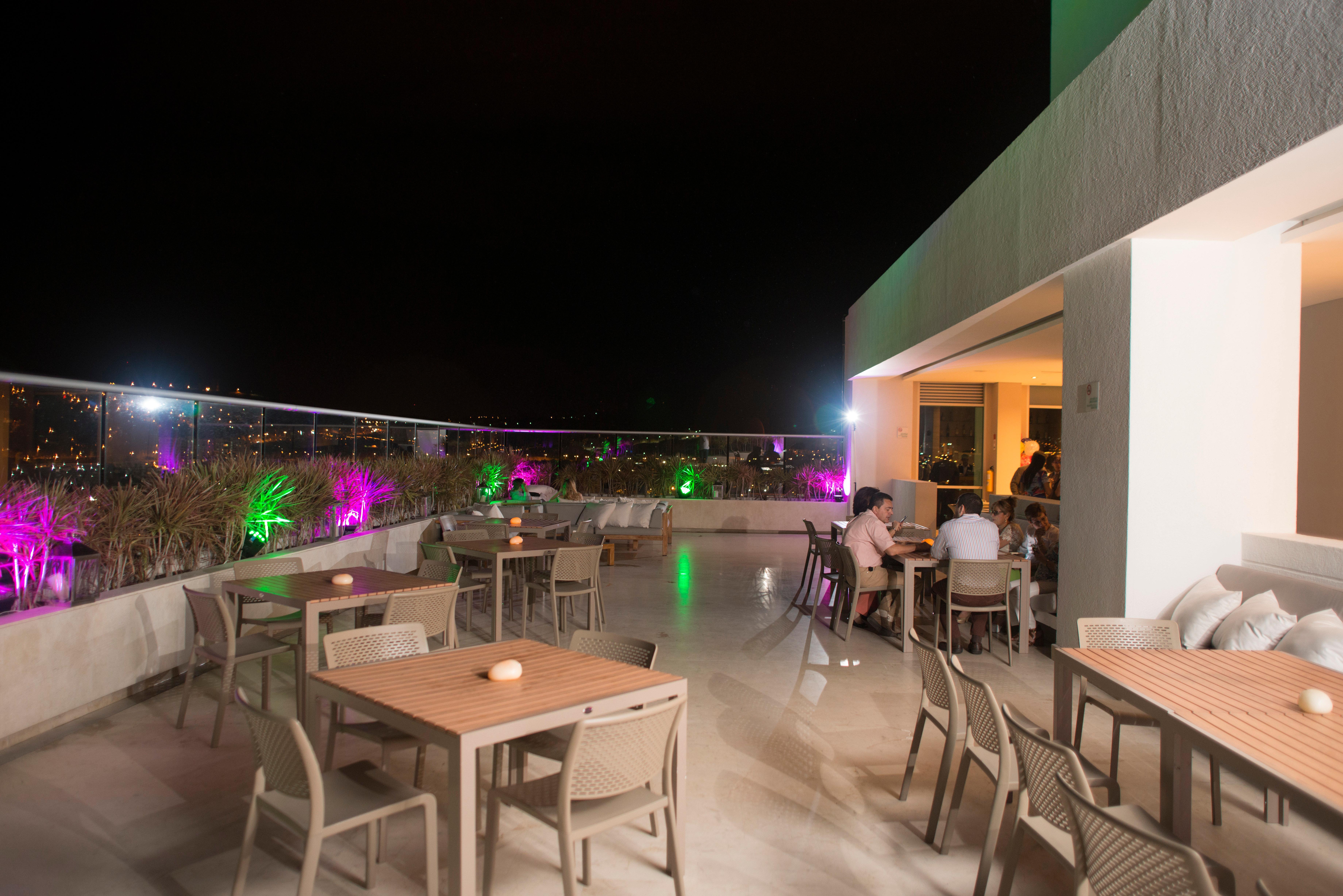 ฮอลิเดย์อินน์ กูกูตา ภายนอก รูปภาพ Sky Bar