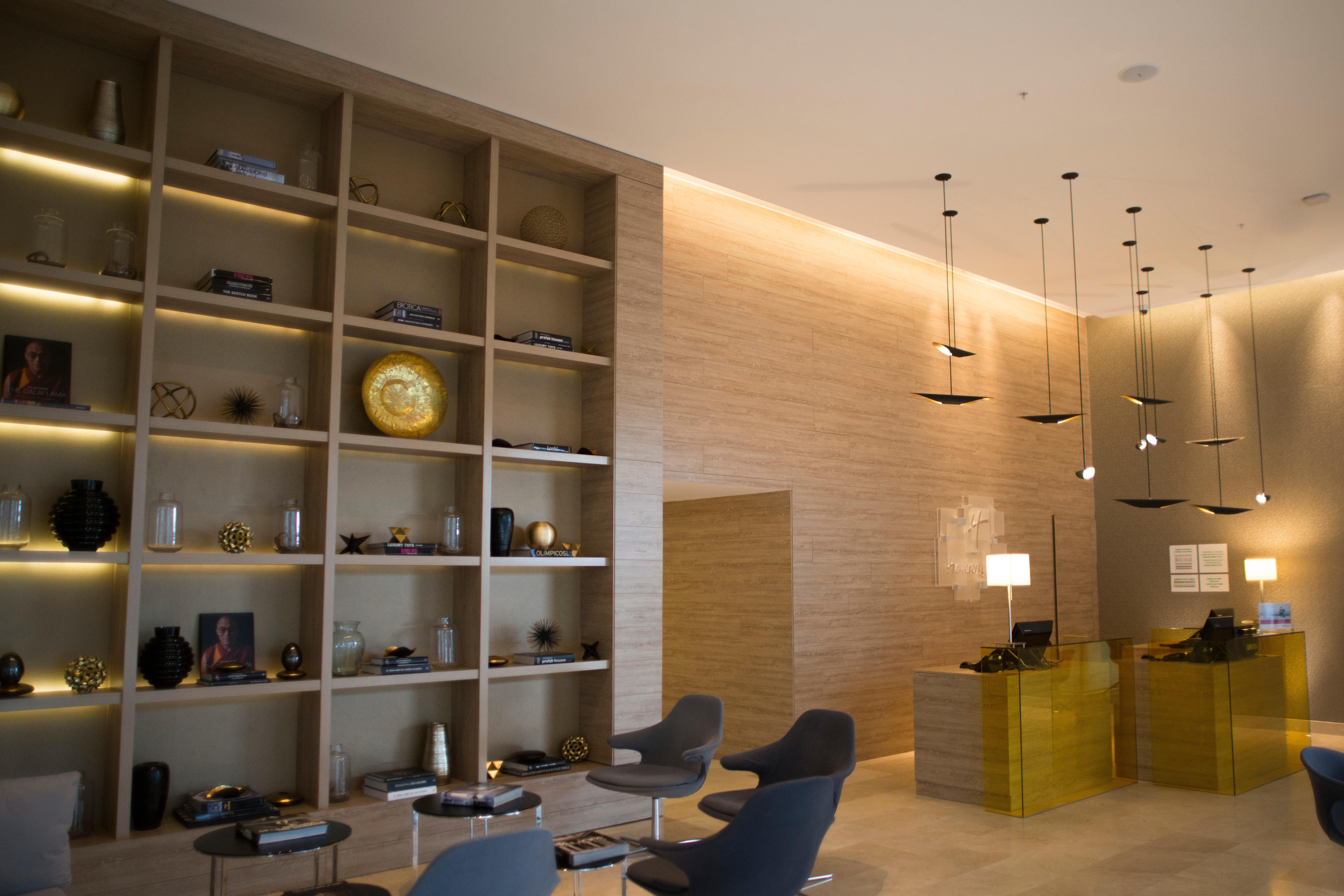 ฮอลิเดย์อินน์ กูกูตา ภายนอก รูปภาพ The interior of the lounge
