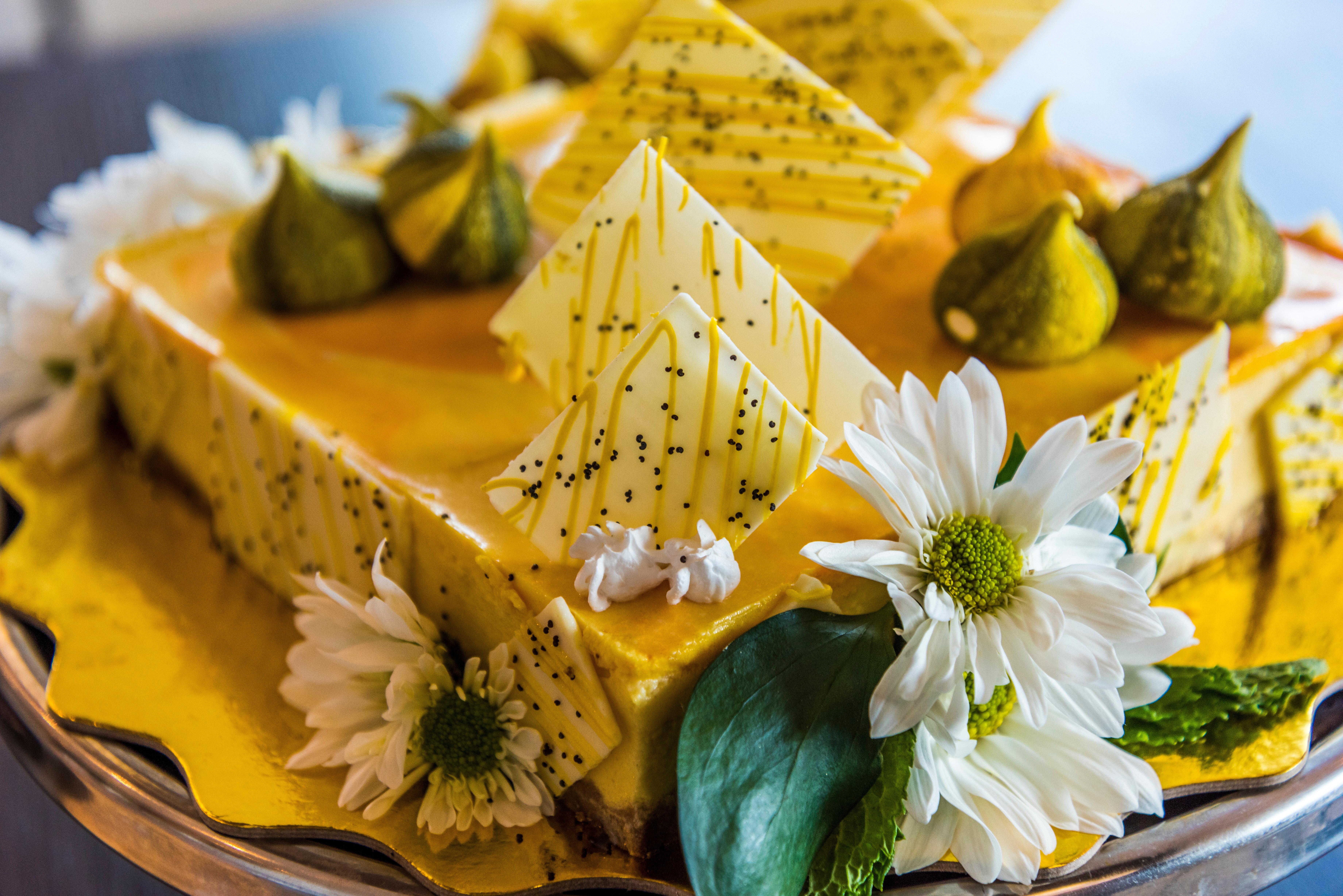 ฮอลิเดย์อินน์ กูกูตา ภายนอก รูปภาพ A mango cake