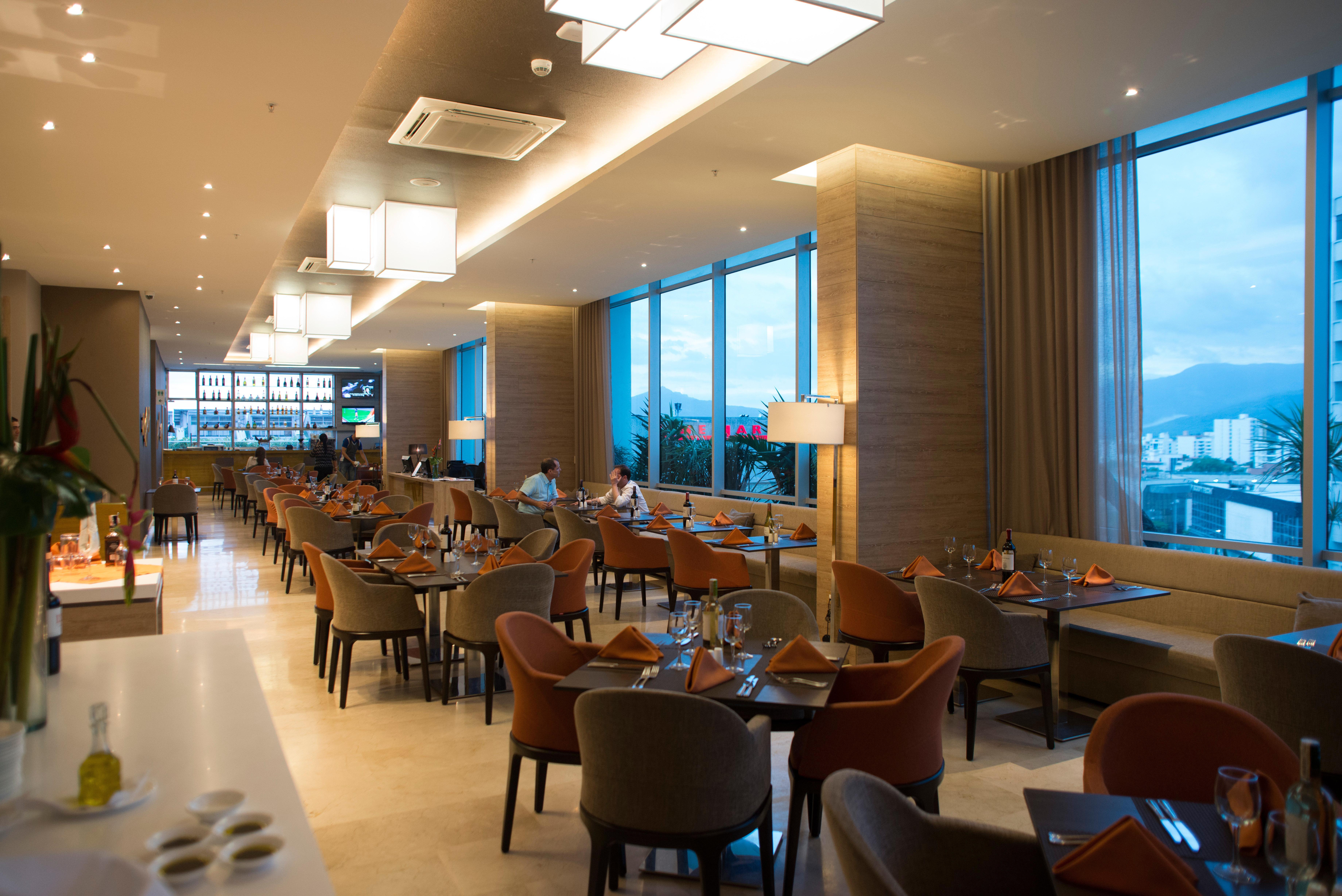 ฮอลิเดย์อินน์ กูกูตา ภายนอก รูปภาพ The Club Lounge at Hong Kong International Airport