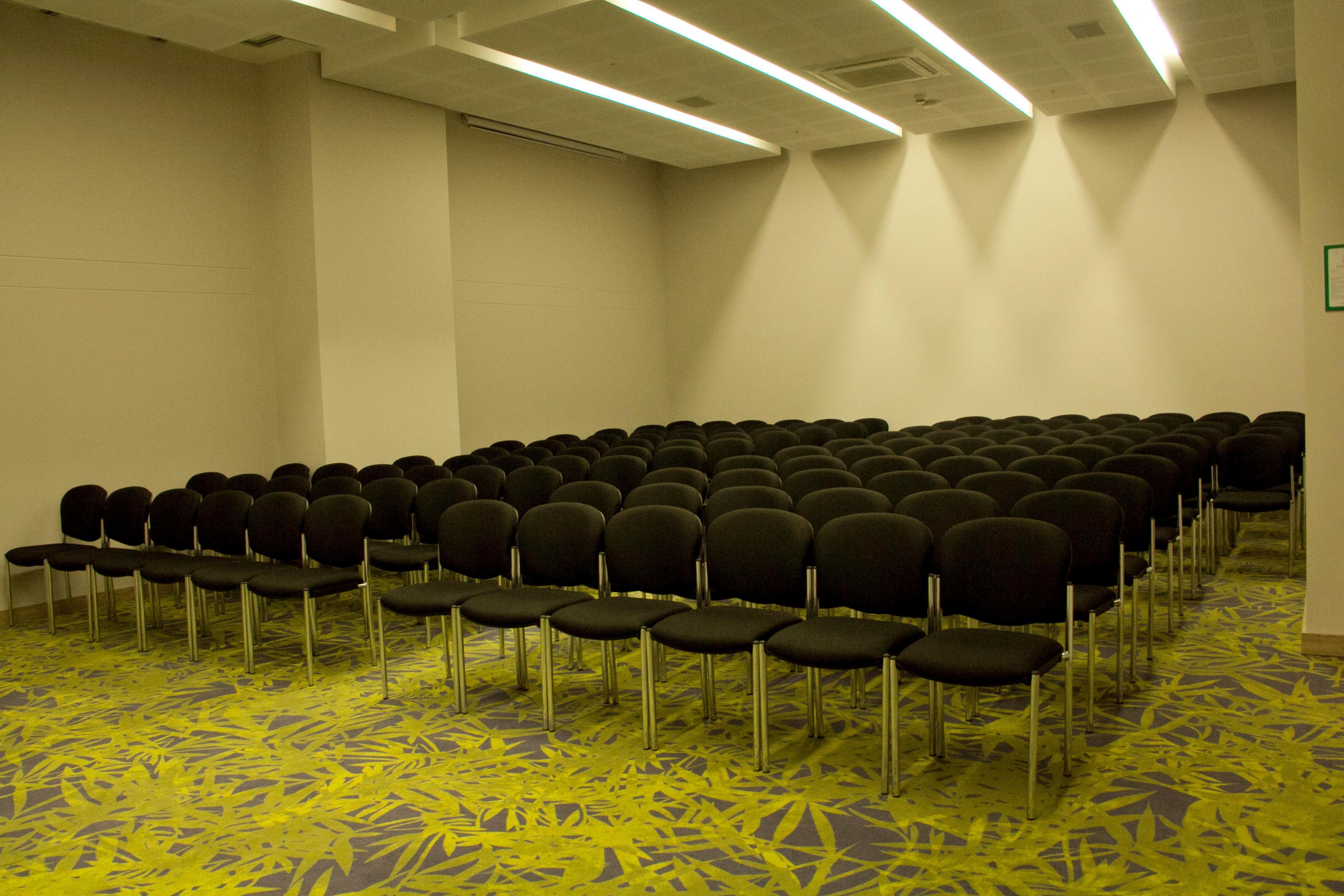 ฮอลิเดย์อินน์ กูกูตา ภายนอก รูปภาพ A typical conference room