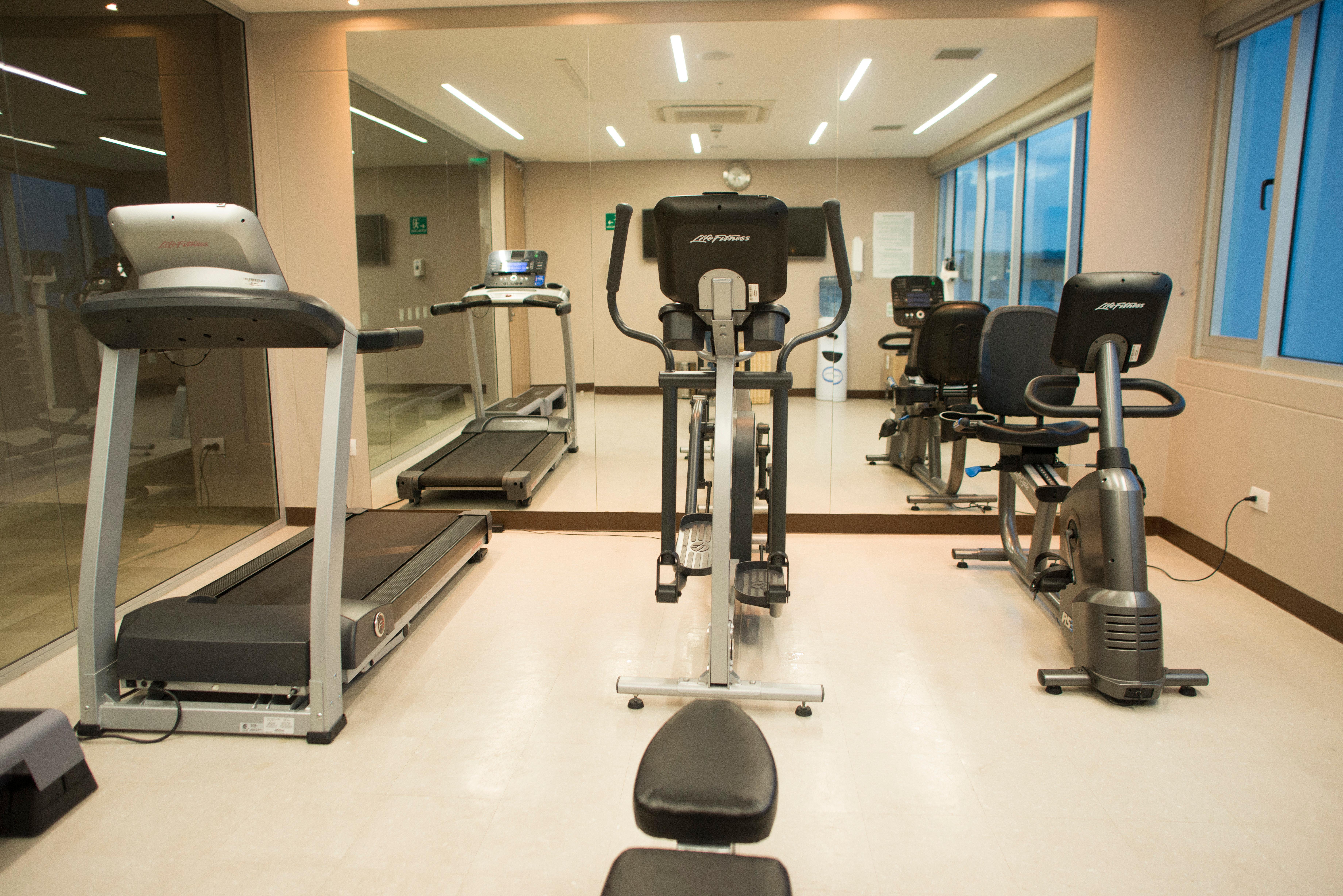 ฮอลิเดย์อินน์ กูกูตา ภายนอก รูปภาพ A gym
