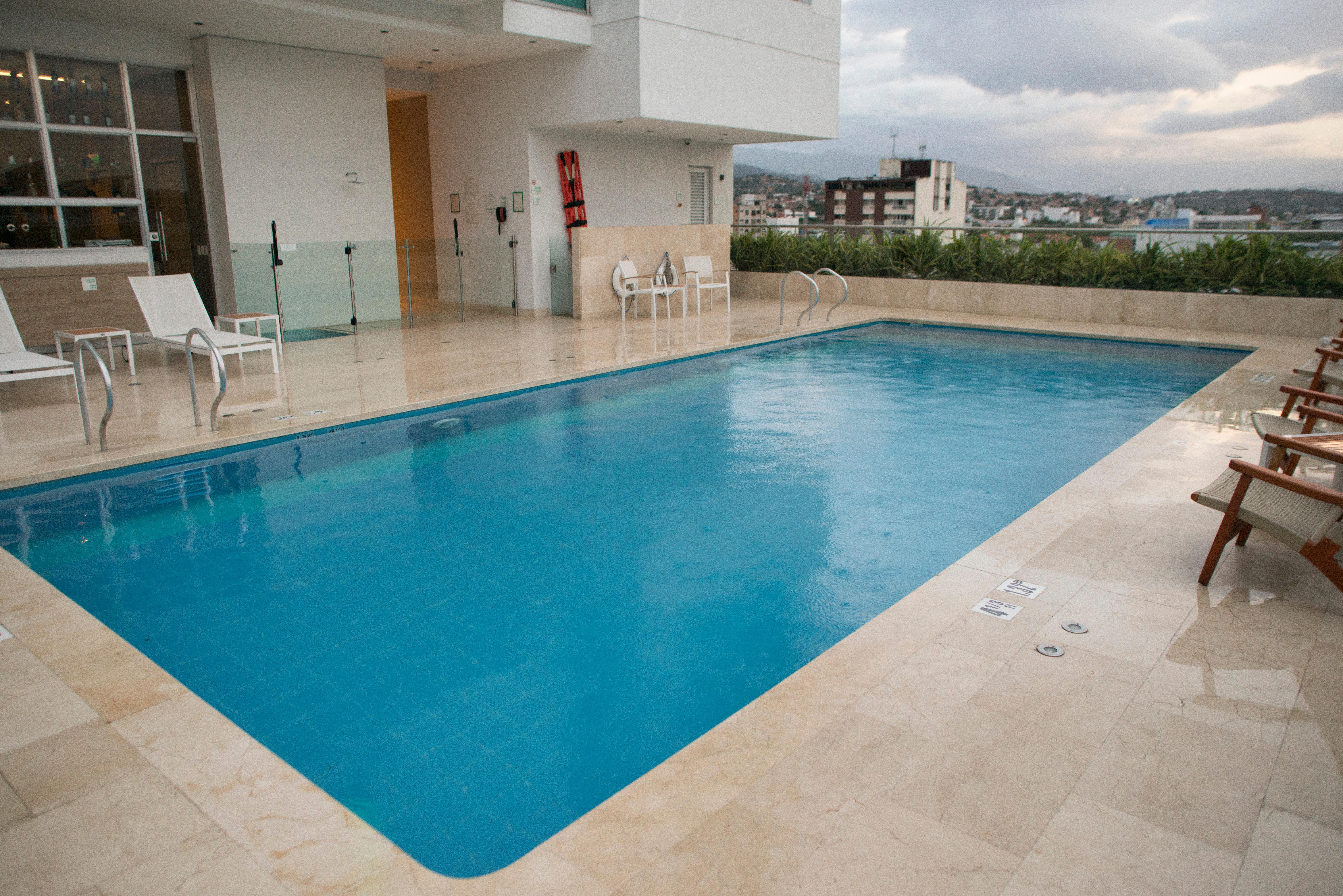 ฮอลิเดย์อินน์ กูกูตา ภายนอก รูปภาพ A rooftop pool
