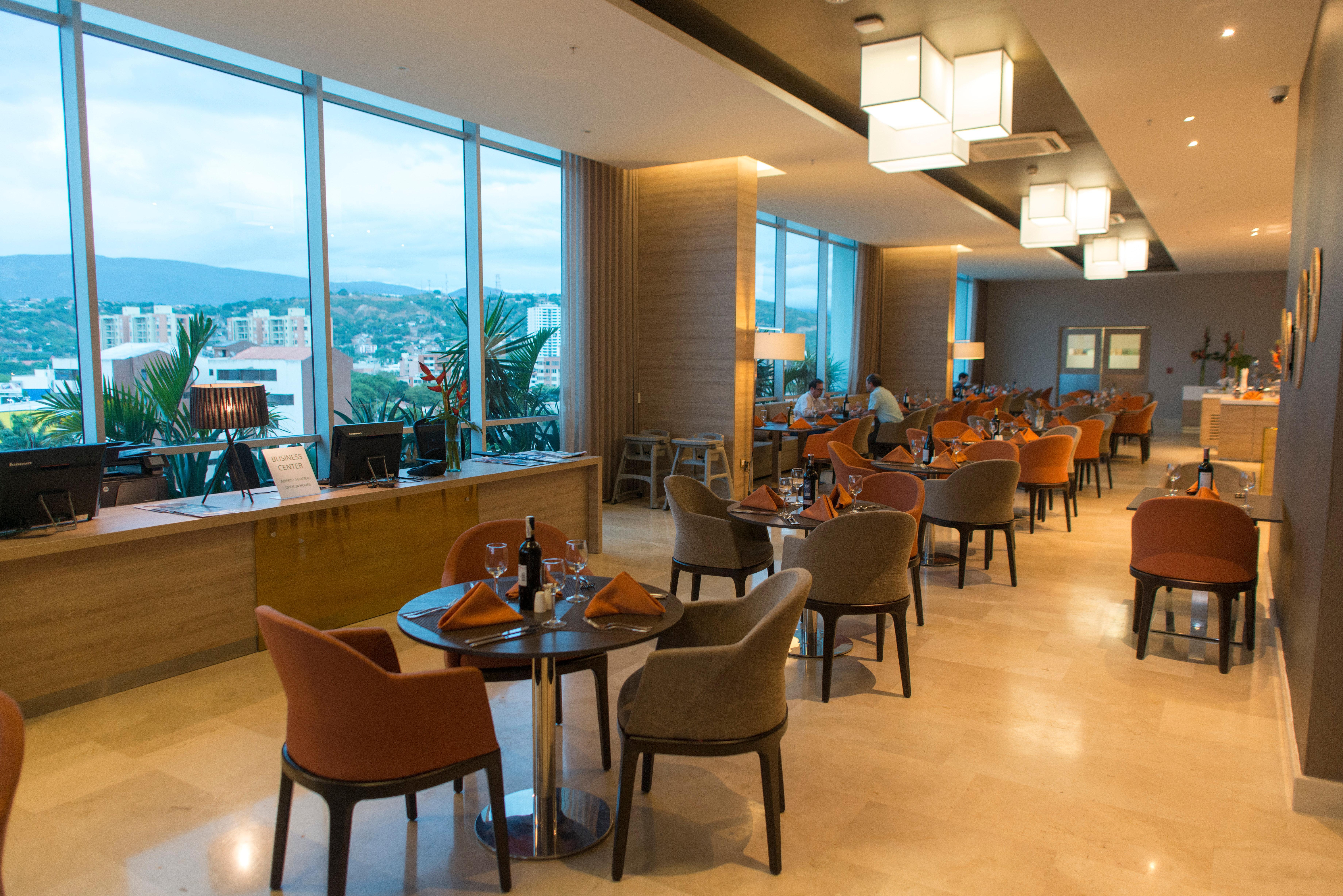 ฮอลิเดย์อินน์ กูกูตา ภายนอก รูปภาพ The lounge at the airport