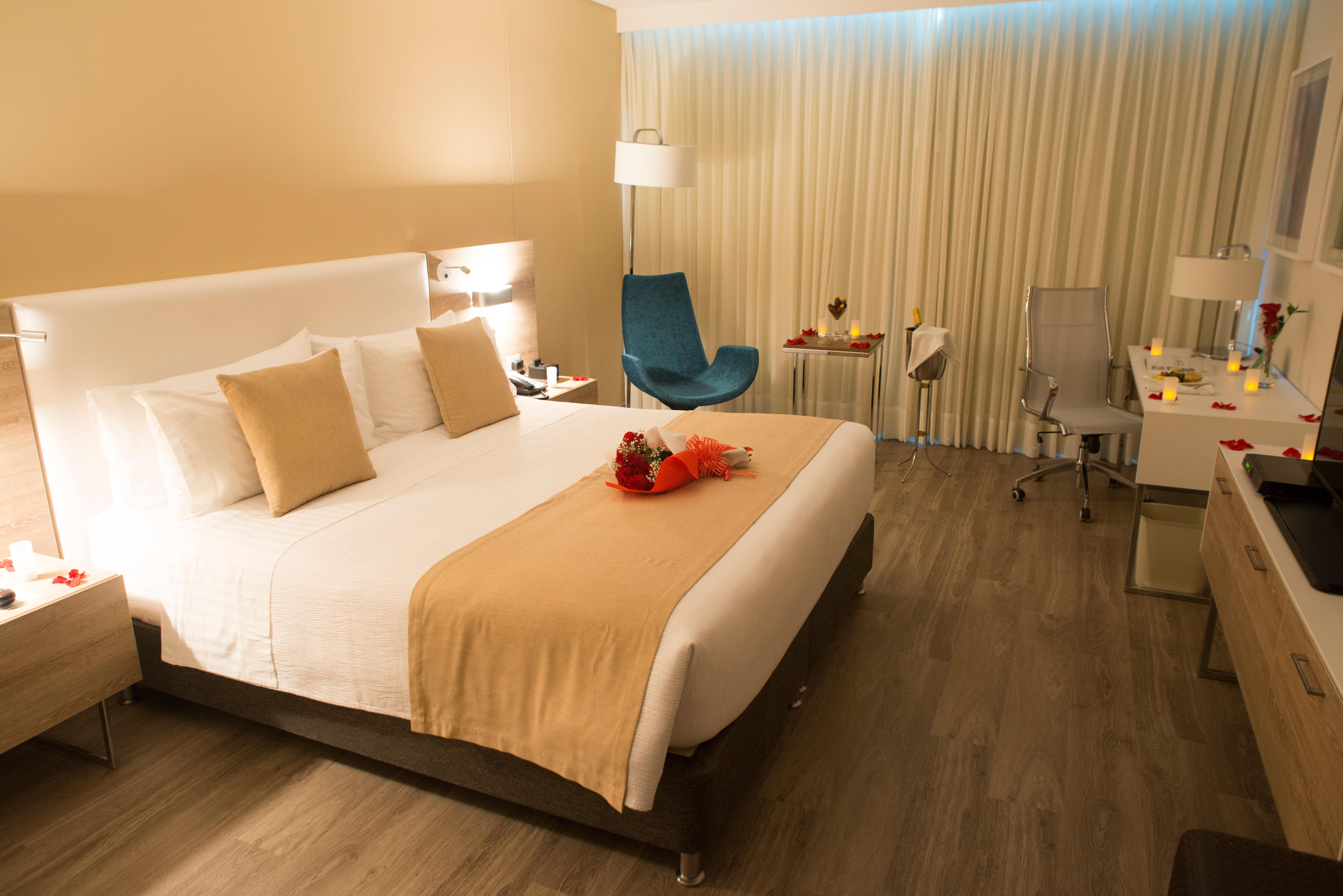 ฮอลิเดย์อินน์ กูกูตา ภายนอก รูปภาพ A room at the hotel
