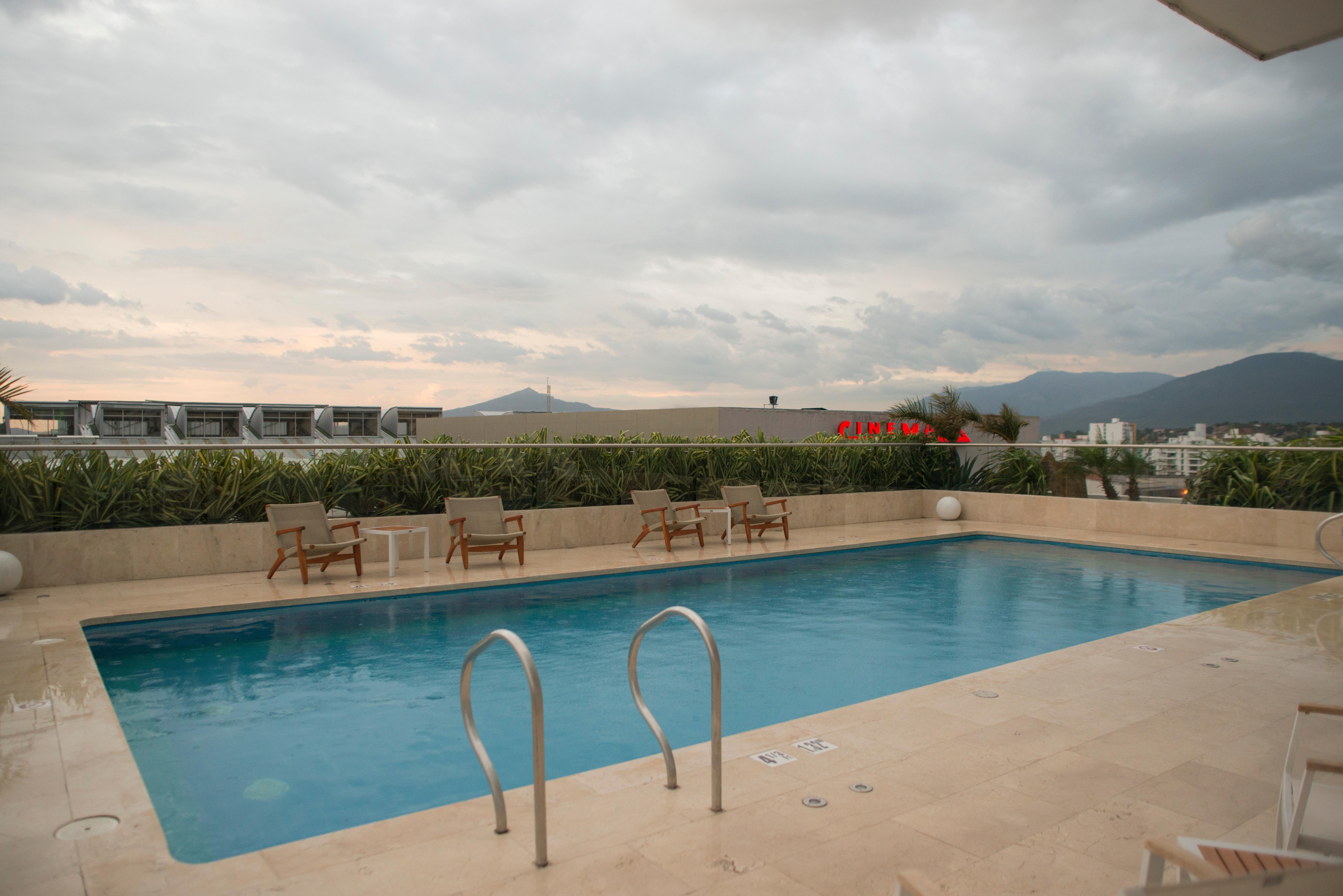 ฮอลิเดย์อินน์ กูกูตา ภายนอก รูปภาพ A rooftop pool in Athens, Greece