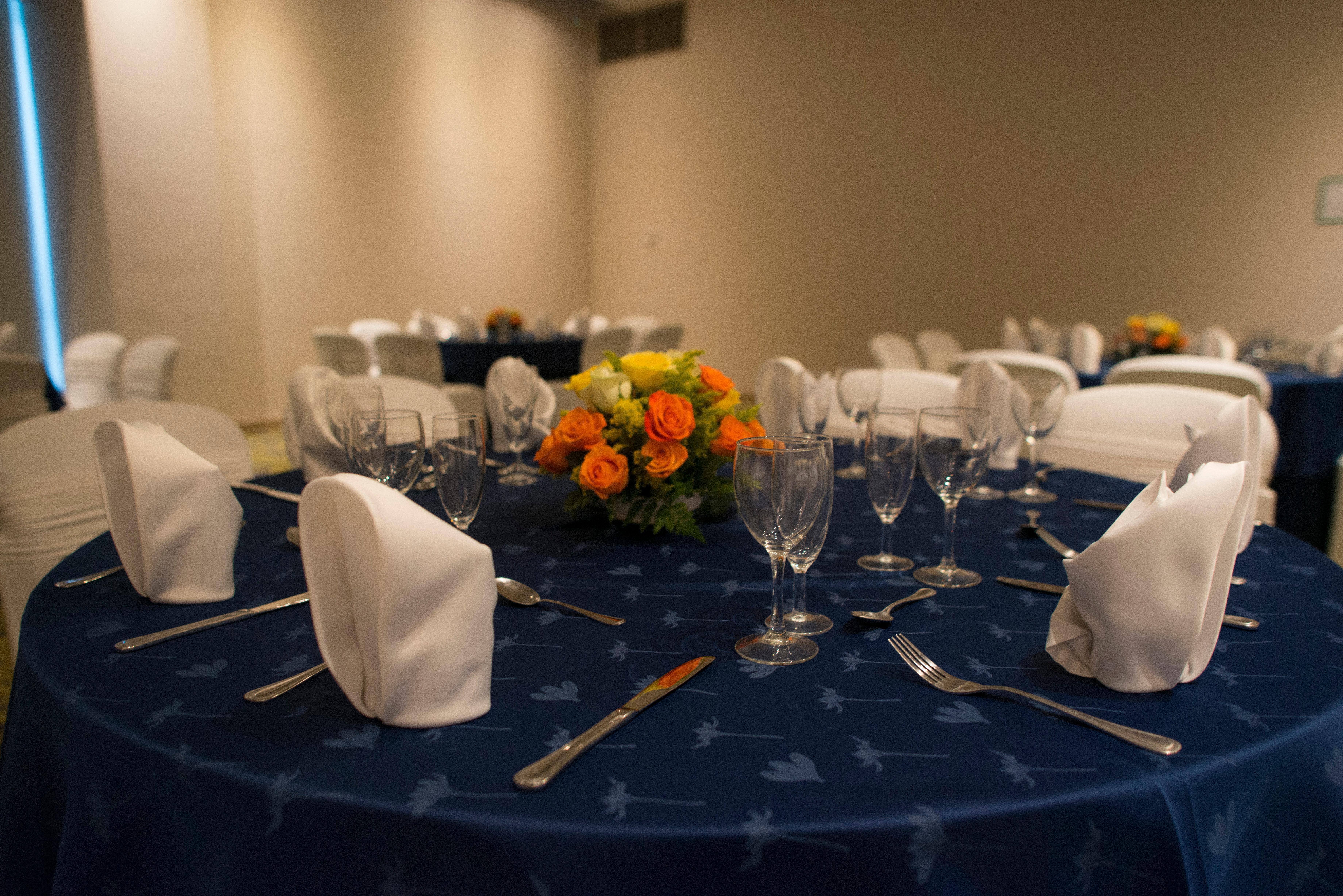ฮอลิเดย์อินน์ กูกูตา ภายนอก รูปภาพ A table set for a formal dinner