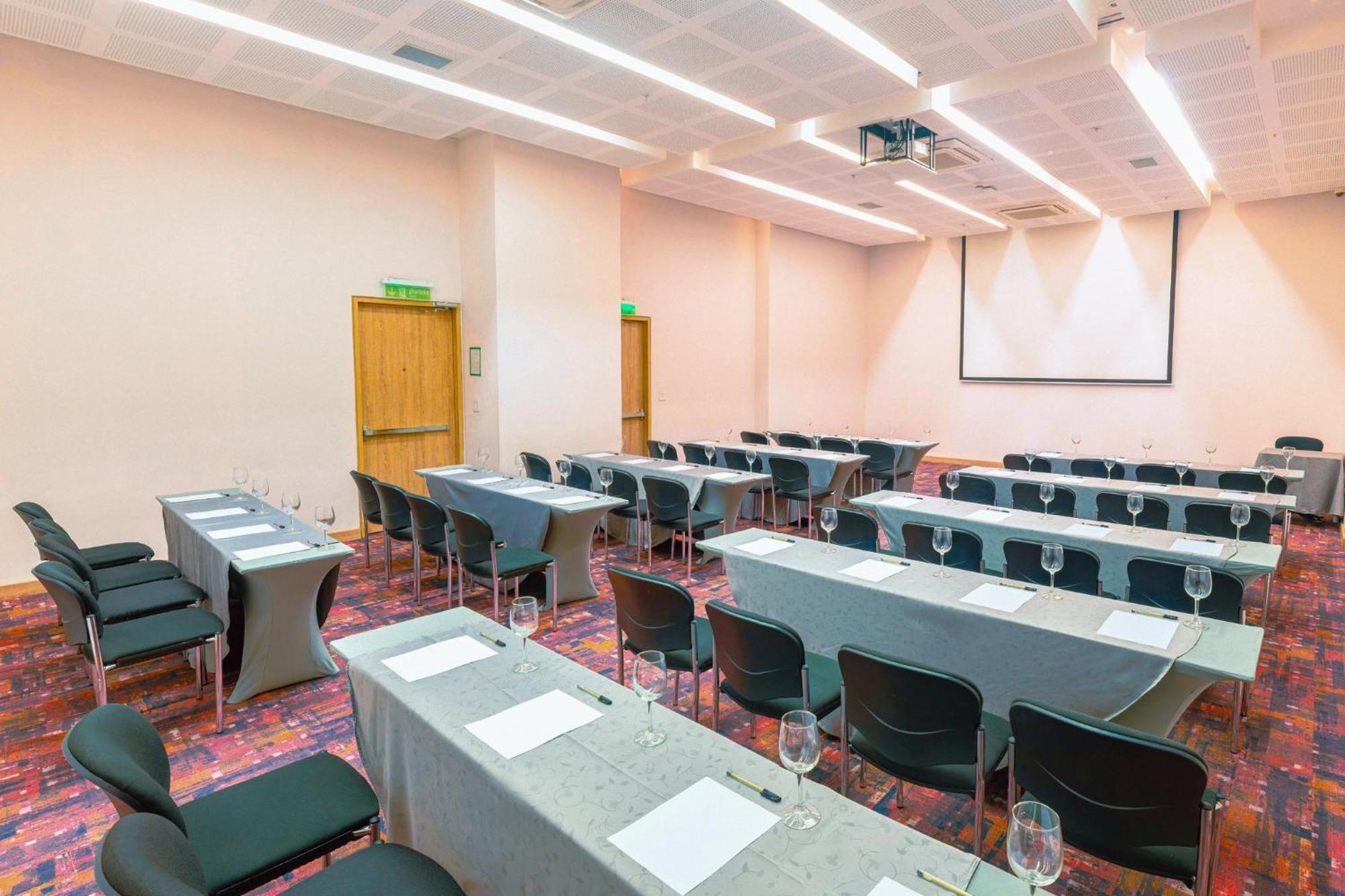 ฮอลิเดย์อินน์ กูกูตา ภายนอก รูปภาพ Meeting room