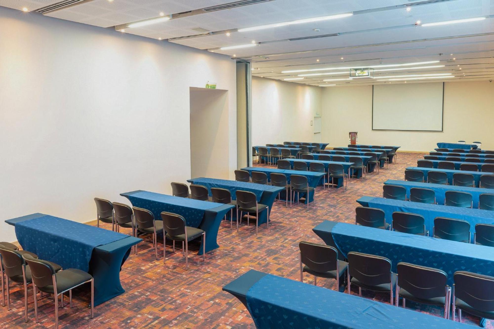 ฮอลิเดย์อินน์ กูกูตา ภายนอก รูปภาพ The conference room