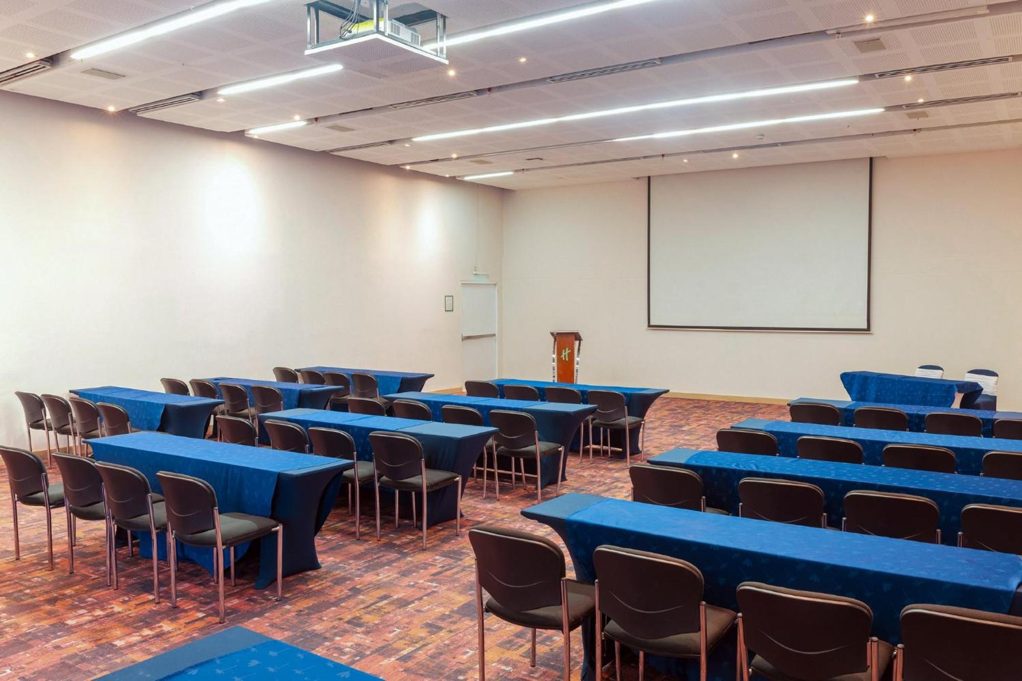 ฮอลิเดย์อินน์ กูกูตา ภายนอก รูปภาพ A typical classroom layout