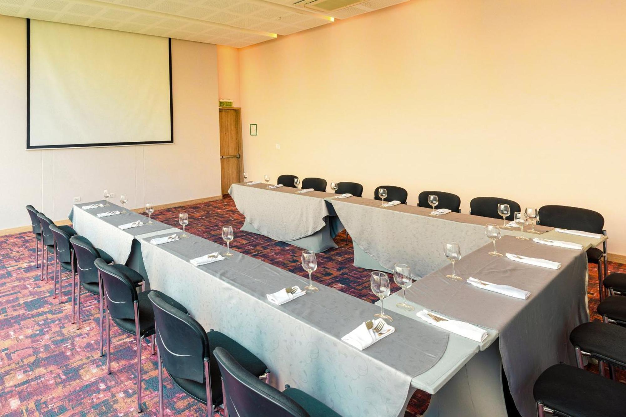ฮอลิเดย์อินน์ กูกูตา ภายนอก รูปภาพ The meeting room