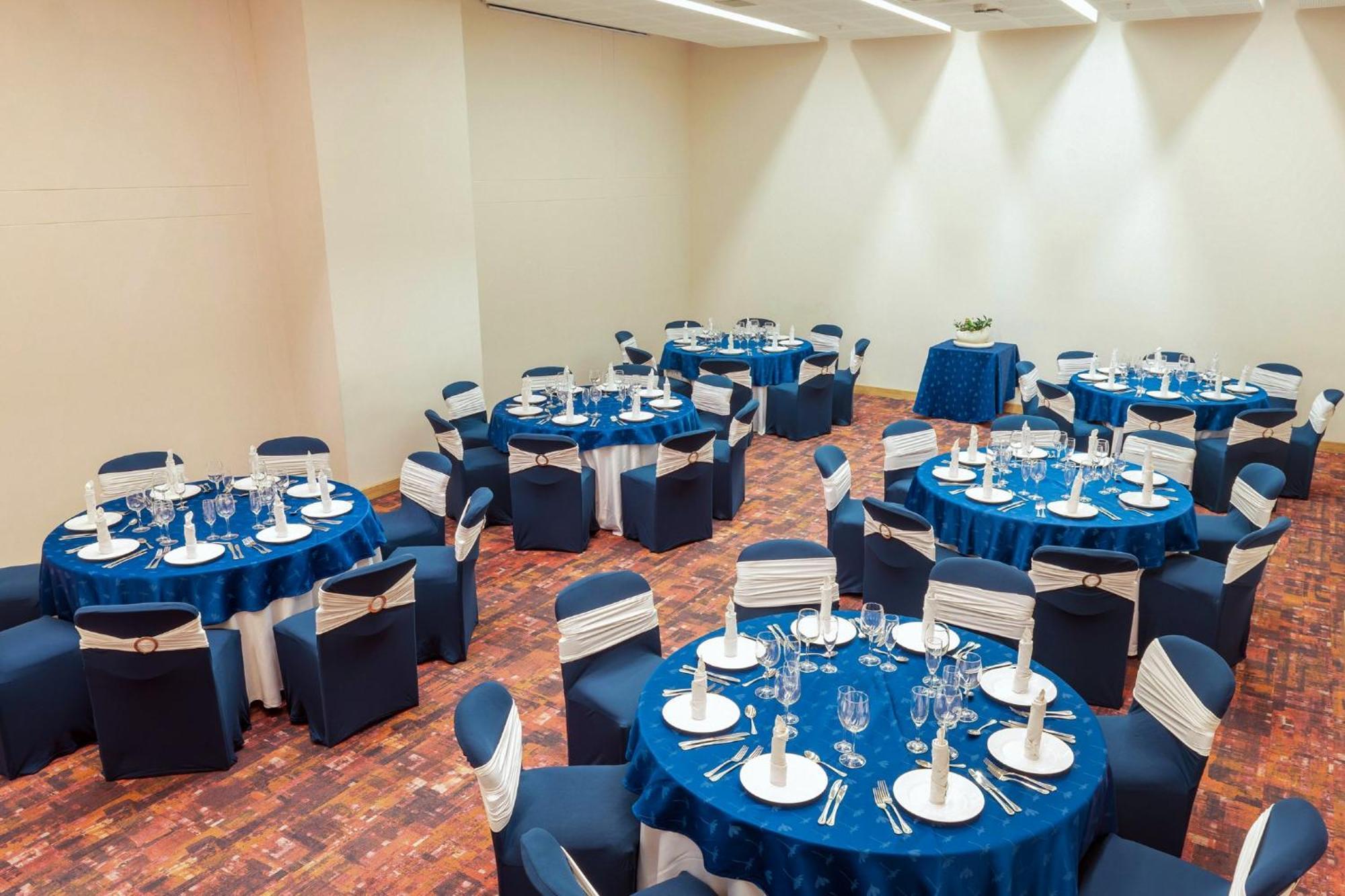 ฮอลิเดย์อินน์ กูกูตา ภายนอก รูปภาพ Banquet Hall