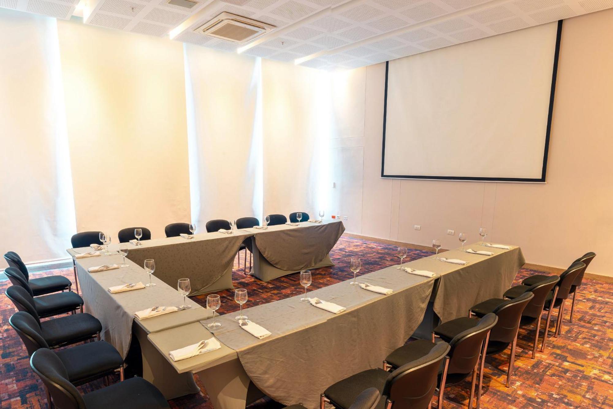 ฮอลิเดย์อินน์ กูกูตา ภายนอก รูปภาพ Meeting room