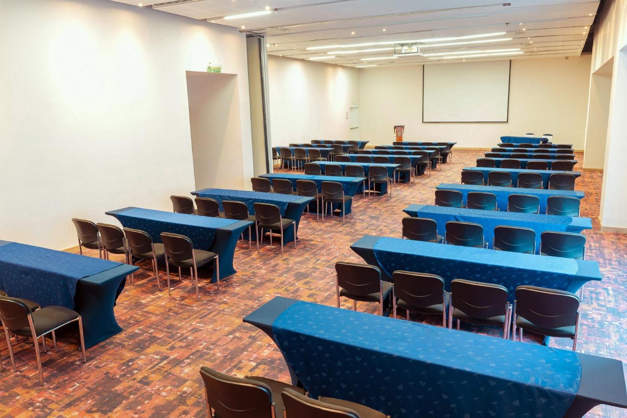 ฮอลิเดย์อินน์ กูกูตา ภายนอก รูปภาพ The main conference room