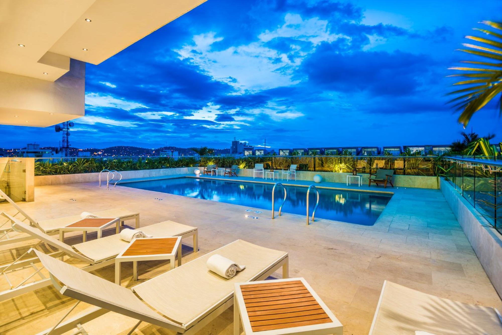 ฮอลิเดย์อินน์ กูกูตา ภายนอก รูปภาพ Rooftop pool at the hotel