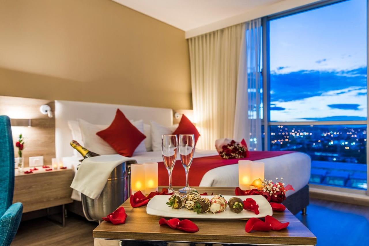 ฮอลิเดย์อินน์ กูกูตา ภายนอก รูปภาพ A suite at the hotel