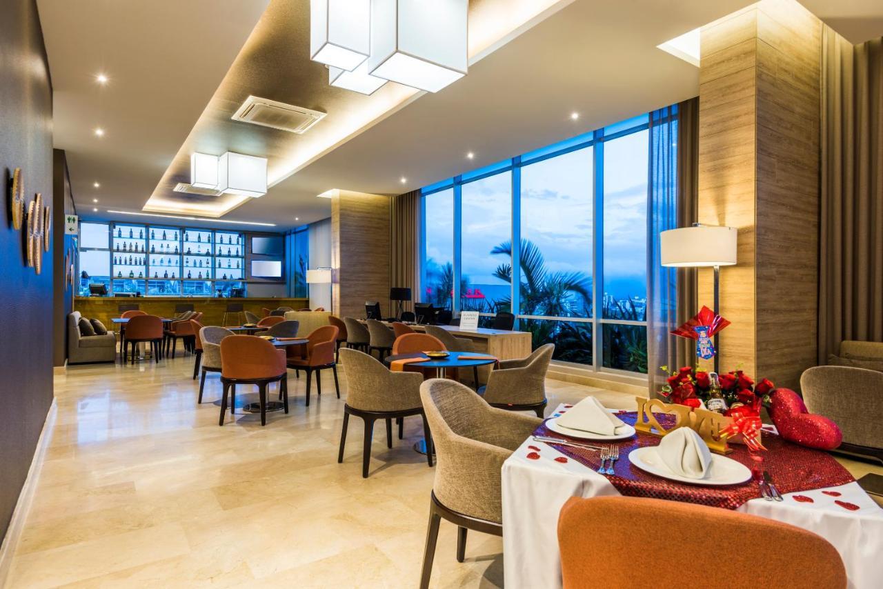 ฮอลิเดย์อินน์ กูกูตา ภายนอก รูปภาพ The Club Lounge at the 36th floor